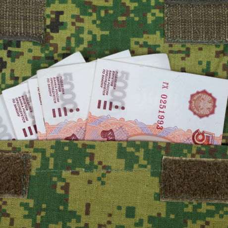Выплаты военнослужащим при награждении их госнаградами облагаются НДФЛ