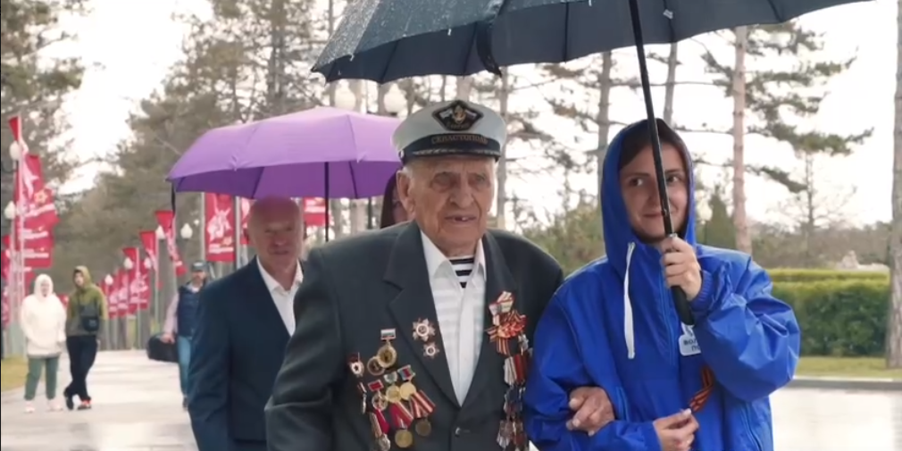 103-летнего ветерана Кубракова наградили памятной медалью 80 лет освобождения Севастополя