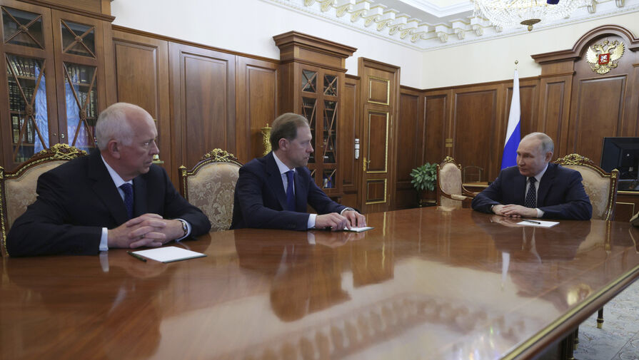 Путин провел встречу с Мантуровым и Чемезовым